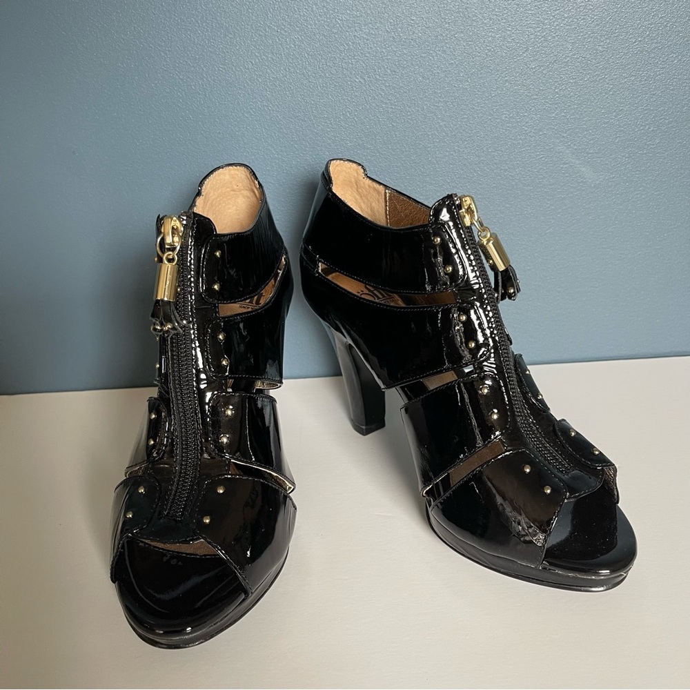 Sofft Rachelle NWOB Sandals 8W‎ Black Patent Gold Studded Caged Heels